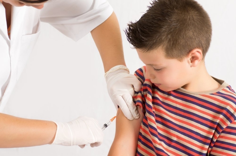 Прививка от гриппа в школе: нужно ли подписывать согласие?