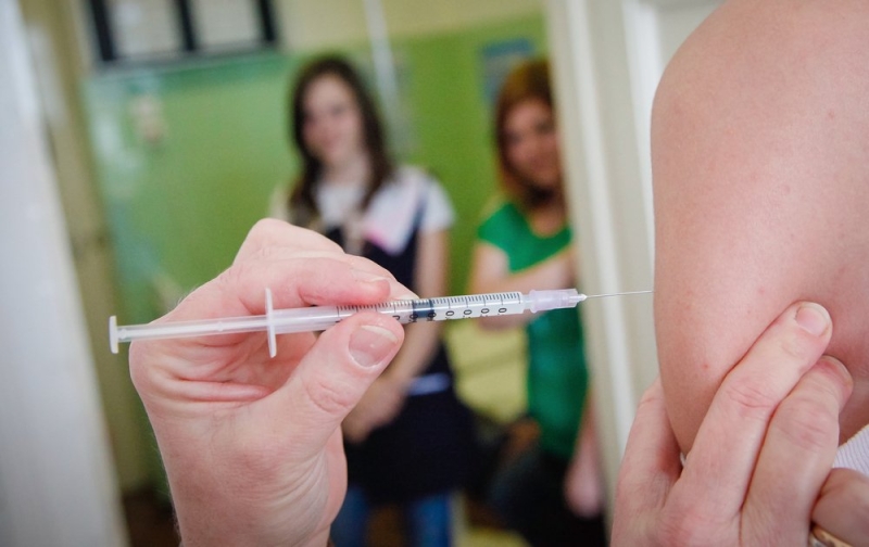 Прививка от гриппа в школе: нужно ли подписывать согласие?