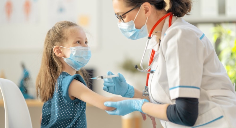 Прививка от ковида ребенку: когда можно делать?