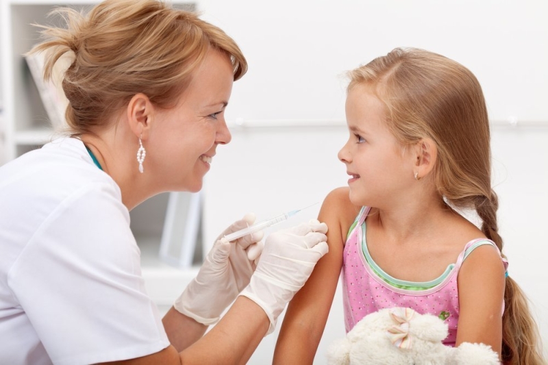 Прививки перед школой: когда нужно записаться на прием к врачу?